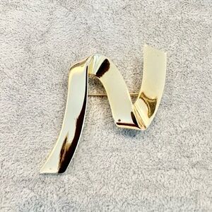 Vintage Shiny Gold Plated Zig Zag Ribbon Design Brooch Pin